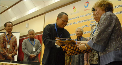 Pj Bupati Kukar H Sjachruddin (kiri) dan Menteri ESDM Purnomo Yusgiantoro turut menyaksikan penandatanganan perjanjian jual beli gas alam antara Perusda KSDE Kukar dengan Total E&P Indonesie dan Inpex  Corporation