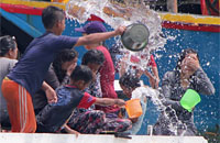Anak-anak ikut saling siram air pada puncak pelaksanaan Pesta Laut Samboja 