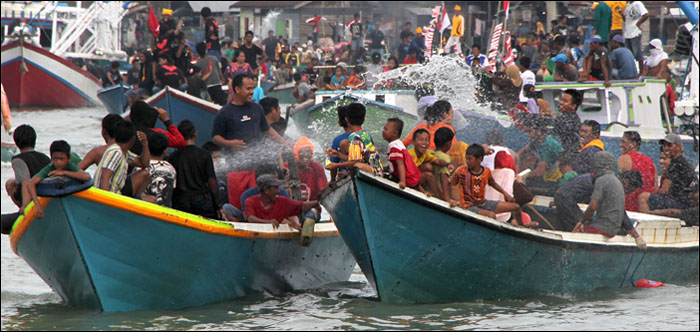 Warga saling siram air dari atas kapal saat berlangsungnya Pesta Laut Nelayan Kuala Samboja, Senin (01/02) kemarin