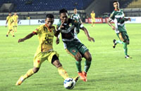 Duel Sriwijaya FC (kuning) dan Mitra Kukar (hijau) berakhir seri 2-2