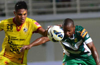 Romario Reginaldo Alves berebut bola dengan pemain Sriwijaya FC