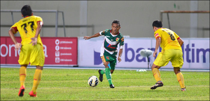 Hendra Adi Bayauw mencetak gol semata wayang bagi Mitra Kukar saat melakoni laga terakhir Grup B melawan Sriwijaya FC