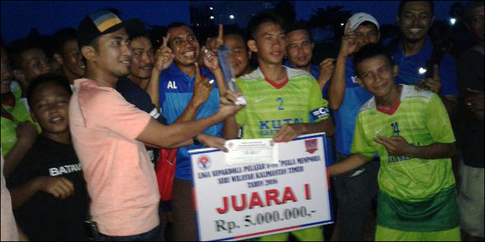 Tim Kukar menerima trofi Juara I dan uang pembinaan Rp 5 juta setelah mengalahkan Bontang di LSP U-14 Piala Menpora 2016 Wilayah Kaltim