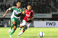 Zulkifli Syukur menggiring bola ke sektor kiri pertahanan Bali United Pusam