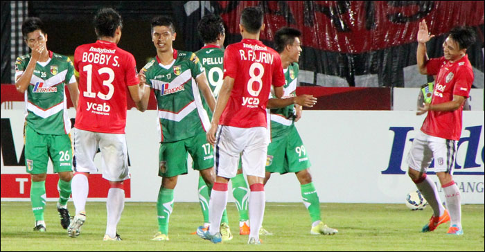 Para pemain Mitra Kukar (hijau) dan Bali United Pusam (merah) bersalaman usai pertanding big match Grup C Piala Presiden 2015 yang berakhir imbang 2-2