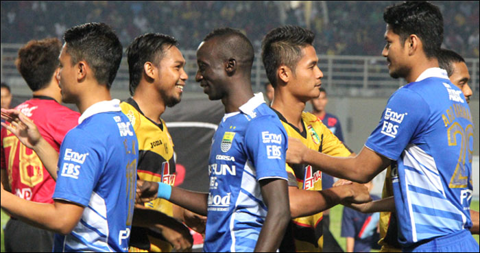 Mitra Kukar dan Persib Bandung saat bertemu di laga semifinal Piala Presiden 2015. Kini kedua tim kembali akan bersua di laga pembuka Piala Bhayangkara pada 17 Maret mendatang