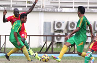 Duel antara Mitra Kukar (merah) melawan PON Kaltim (hijau) berlangsung ketat dan seru