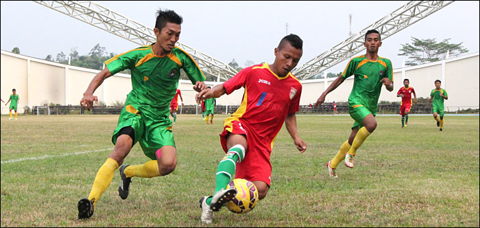 Gelandang Mitra Kukar Hendra Adi Bayauw (tengah) ditempel ketat bek PON Kaltim Noval Fandianur dalam laga uji coba di Stadion Aji Imbut, Senin (14/09) sore. Laga ini berakhir dengan skor imbang 1-1
