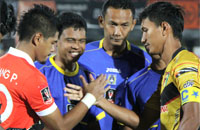 Kapten Tim Persija Bambang Pamungkas dan Kapten Tim Mitra Kukar Zulkifli Syukur ketika bertemu di fase grup Piala Presiden 2015