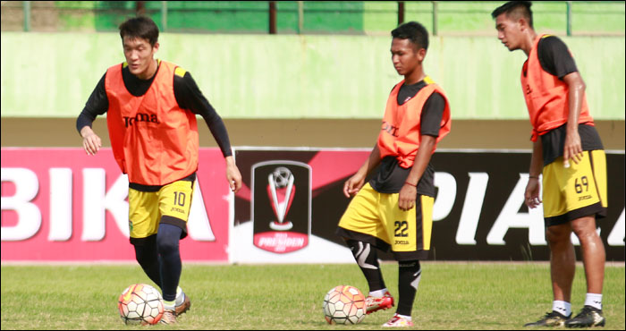 Para pemain Mitra Kukar saat melakukan uji lapangan di Stadion Manahan, Solo, Jum'at (24/02) sore