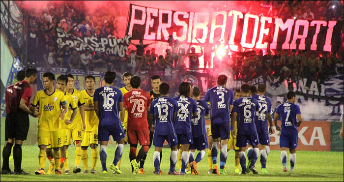 Pemain Mitra Kukar (kuning) harus mengakui keunggulan Persib Bandung di laga perempat final Piala Presiden 2017
