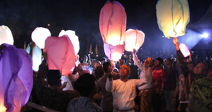 Peluncuran Pilbup Kukar 2020 juga disemarakkan dengan penerbangan lampion oleh Bupati Edi Damansyah bersama pejabat Forkopimda Kukar, jajaran KPU Kaltim dan KPU Kukar di halaman Kantor Bupati Kukar, Tenggarong, Sabtu (07/12) malam
