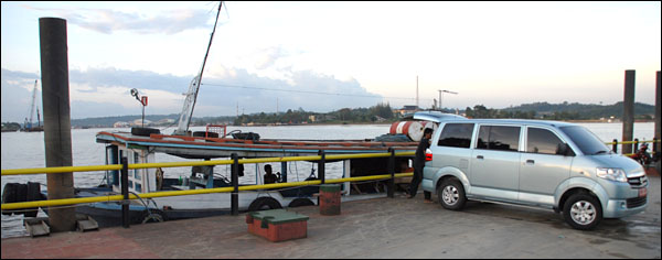 KPU Kukar menyewa KM Berkat Mulia untuk mengirimkan logistik ke 5 kecamatan di pedalaman