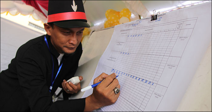 Petugas di salah satu TPS di Kelurahan Loa Ipuh, Tenggarong, mencatatk perolehan suara untuk pasangan Isran-Hadi pada pemungutan suara Pilgub Kaltim 27 Juni 2018