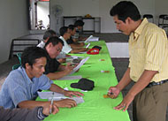 Seorang petugas seleksi mengawasi jalannya seleksi tertulis calon Panwascam Zona 4 di Kembang Janggut