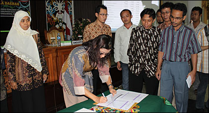 Ketua KPU Kukar Rinda Desianti menandatangani berita acara rekapitulasi jumlah pemilih tetap Pilkada Kukar 2010