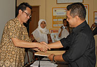 Anggota KPU Kukar Junaidi Samsudin menerima berkas pencalonan pasangan Ruznie Oms-Saifudin DJ yang diserahkan Adi Sucipto