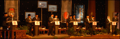 Enam pasangan Cabup-Cawabup Kukar 2010-2015 ikut ambil bagian dalam kegiatan debat publik yang digelar tadi malam di gedung PKM Tenggarong Seberang