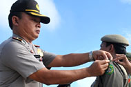 Kapolres Kukar AKBP Dono Indarto menyematkan pita pengamanan Pilkada 2010 kepada personel Satpol PP Kukar 