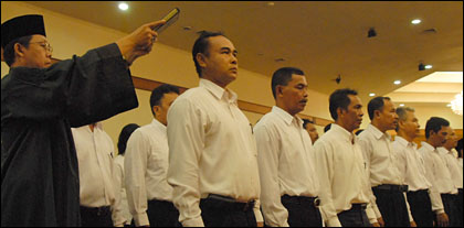 Para Anggota PPK se-Kukar saat diambil sumpahnya tadi pagi di Tenggarong