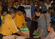 Awang Dharma Bakti (kedua dari kiri) menyerahkan dokumen visi misinya kepada Ketua KPU Kukar Rinda Desianti