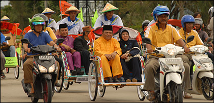 H Awang Dharma Bakti bersama sang istri menaiki becak menuju KPU Kukar