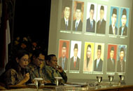 Ketua KPU Kukar Rinda Desianti saat mengumumkan pasangan Cabup-Cawabup yang memenuhi persyaratan untuk  maju ke Pilkada 2010