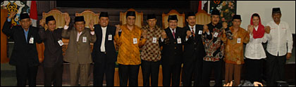 Inilah 6 pasang Cabup-Cawabup yang akan berlaga dalam Pilkada Kukar 2010. Dari kiri ke kanan: Idrus-Agus Shali, ADB-Saiful Aduar, Awang Ferdian-Suko Buono, Edward Azran-Syahrani, Sugiyanto-Fathan Djoenaidi dan Rita Widyasari-Ghufron Yusuf