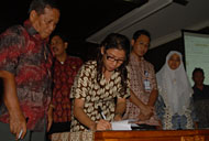 Ketua KPU Kukar Rinda Desianti bersama Anggota KPU Kukar lainnya dan para saksi  menandatangani berita acara penetapan rekapitulasi suara Pilkada Kukar 2010 