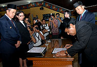 Pj Bupati Sulaiman Gafur didampingi Ketua KPU Kukar Rinda Desianti menyaksikan penandatanganan deklarasi dari pasangan Awang Dharma Bakti-Saiful Aduar