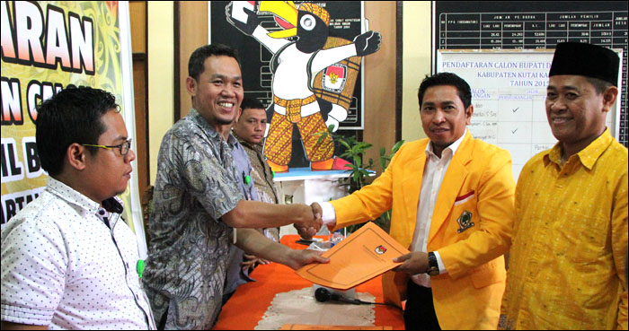 Ketua KPU Kukar Junaidi Syamsuddin menyerahkan berkas tanda terima pendaftaran Cabup-Cawabup Kukar kepada pasangan Idham Khalid-Abdul Kadir yang diusung Partai Golkar