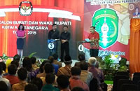 Komisioner KPU Kukar H Arliansyah membacakan surat berhalangan hadir paslon nomor urut 4