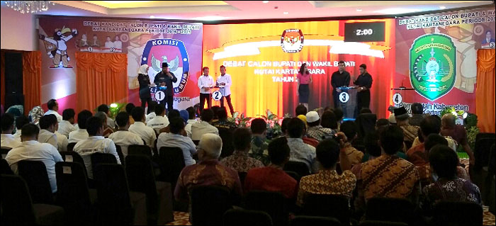 Suasana debat kandidat tahap kedua di Hotel Grand Fatma, Tenggarong, Senin (16/11) malam yang hanya diikuti 3 paslon