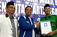 Ketua DPD PAN Kukar Supriyadi menyerahkan formulir pendaftaran Calon Kepala Daerah kepada Ketua DPC PPP Kukar Ahmad Zulfiansyah  