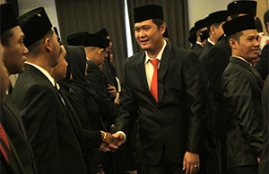 Ketua KPU Kukar Elyando Saputra menyalami para petugas PPK yang baru dilantik