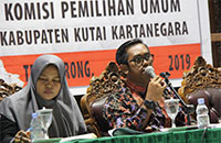 Komisioner KPU Kukar Nofand Surya Gafilah saat menyosialisasikan pencalonan Pilkada Kukar 2020