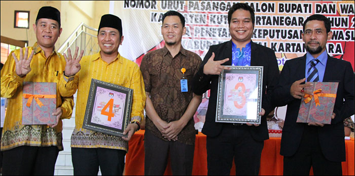 Ketua KPU Kukar Junaidi Syamsuddin bersama dua paslon usai pencabutan nomor urut peserta Pilkada Kukar 2015. Idham-Kadir (kiri) mendapatkan nomor urut 4, Wahyu-Katanto (kanan) mendapatkan nomor urut 3