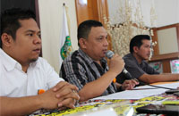 Komisioner KPU Kukar Misran dan Saidi didampingi Ketua Pokja Penjaringan Calon KPU Kukar, Siswo, saat memberikan keterangan pers