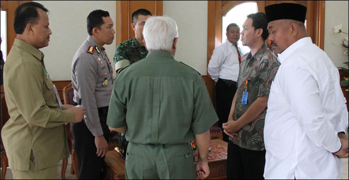 Ketua KPU Kukar Junaidi Syamsuddin (kedua dari kanan) berbincang dengan Kapolres AKBP Handoko dan pejabat lainnya usai rapat pleno tertutup di Pendopo Wabup Kukar, Tenggarong, Senin (24/08) kemarin