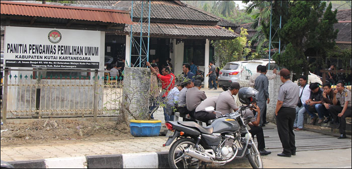 Suasana Sekretariat Panwaskab Kukar mendapat penjagaan ketat aparat kepolisian saat berlangsungnya musyawarah penyelesaian sengketa Pilkada Kukar 2015. Panwaskab Kukar akhirnya mengabulkan tuntutan dua paslon untuk ditetapkan sebagai peserta Pilkada 