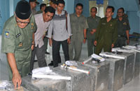 Pj Bupati Chairil Anwar mengamati logistik Pilkada Kukar 2015 yang ada di PPK Loa Janan
