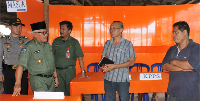 Pj Bupati Kukar Chairil Anwar meninjau salah satu TPS di Loa Janan yang siap digunakan untuk melaksanakan pemungutan suara