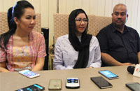 Cabup Kukar Rita Widyasari diapit kakak kandungnya Silvi Agustina dan Cawabup Edi Damansyah saat memberikan keterangan pers 