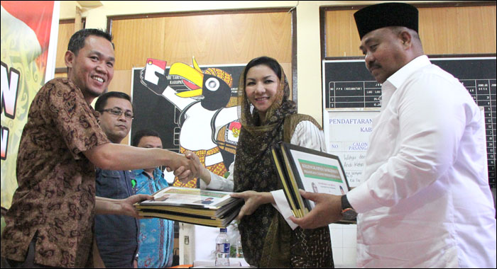 Ketua KPU Kukar Junaidi Syamsuddin menerima berkas pendaftaran yang diserahkan pasangan Rita Widyasari-Edi Damansyah, Senin (27/07) siang, di Tenggarong