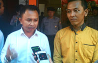 Sugianto dan Rudi Hartono memberikan keterangan pers usai mendaftar ke KPU Kukar