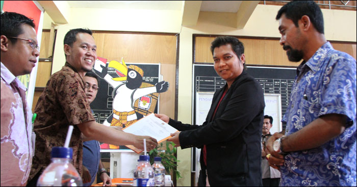 Ketua KPU Kukar Junaidi Syamsuddin menyerahkan berkas tanda terima pendaftaran Cabup-Cawabup Kukar kepada pasangan Awang Wahyu-Andi Katanto