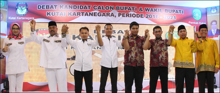 Empat paslon peserta Pilkada Kukar 2015 foto bersama usai mengikuti debat di Hotel Grand Fatma, Tenggarong, Rabu (28/10) siang