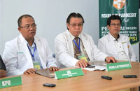 Tim dokter dari IDI Kukar saat memberikan keterangan pers terkait hasil pemeriksaan kesehatan pasangan Cabup-Cawabup Kukar