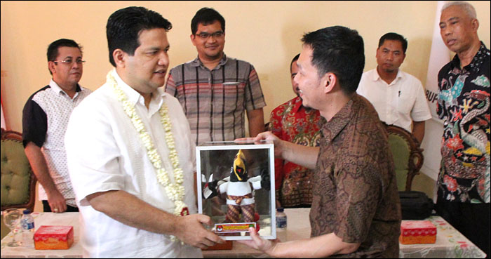 Ketua KPU Pusat Husni Kamal Manik menerima cenderamata berupa maskot Pilkada Kukar 2015 dari Ketua KPU Kukar Junaidi Syamsuddin