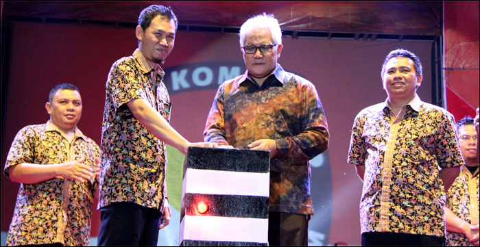 Ketua KPU Kukar Junaidi Syamsuddin dan Pj Bupati Kukar H Chairil Anwar menekan tombol sirine menandai peluncuran lagu tema dan maskot Pilkada Kukar 2015